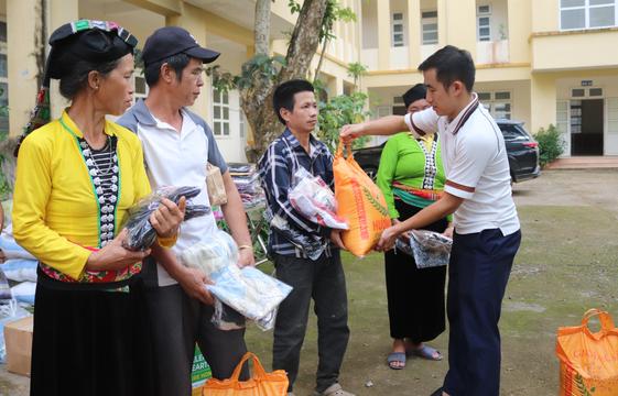 Báo NTNN/Dân Việt trao quà cho người dân vùng thiên tai ở huyện nghèo Đà Bắc